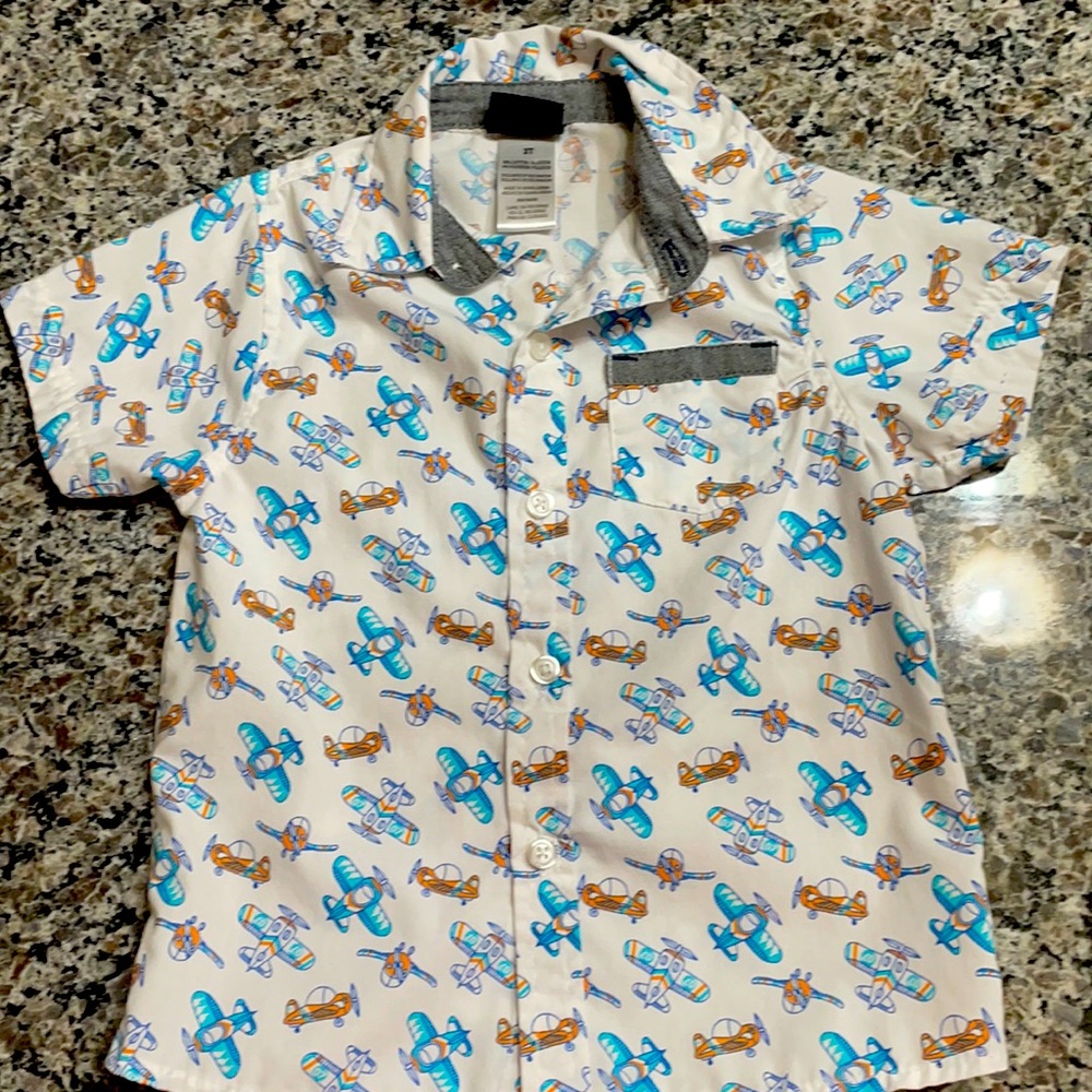 Short sleeve button down 3T. Like new